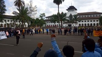 Blokade Jalan di Depan Gedung Sate, Mahasiswa Teriak Jokowi Gagal