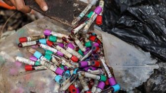 Duh, Sampah Medis Berserakan di TPA Burangkeng Kabupaten Bekasi
