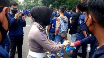 Polisi Bagi-bagi Permen di Aksi Depan Gedung Sate, Mahasiswa: Tumben Baik