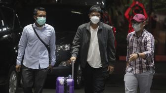 Bupati Kuantan Singingi (Kuansing) Andi Putra (tengah) tiba untuk menjalani pemeriksaan di Gedung Merah Putih KPK, Jakarta, Rabu (20/10/2021). [Suara.com/Angga Budhiyanto]