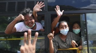 Tahanan yang dibebaskan dari Penjara Insein merayakan dengan kerumunan di Yangon, Myanmar, pada (19/10/2021). [STR / AFP]