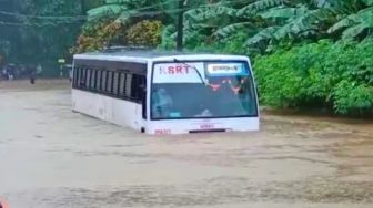 Bus Terjang Banjir lalu Mogok di Tengah Genangan, Sopirnya Kena Hukuman Malah Senang