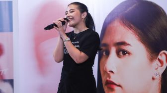 Aktris Prilly Latuconsina bernyanyi membawakan lagu 'Tak Bisa Bersama' saat jumpa pers perilisan Web Series 'Hari Ini Kenapa, Naira?' di Kemang, Jakarta Selatan, Rabu (20/10/2021). [Suara.com/Alfian Winanto]