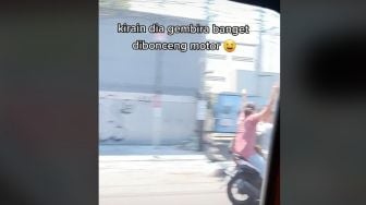 Dikira Kegirangan Dibonceng Motor, Aksi Penumpang Ini Bikin Salah Paham