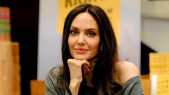 Profil Angelina Jolie, Disorot Gegara Pakai Gaun Vintage di Premiere Eternals