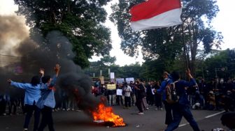 Kobarkan Api di Tengah Jalan, Mahasiswa Bandung Kutuk Represifitas Aparat