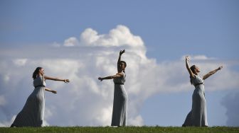 Aktris yang berperan sebagai Pendeta, tampil selama upacara penyalaan api untuk Olimpiade Musim Dingin Beijing 2022 di situs arkeologi Olympia Kuno, Yunani, pada (18/10/2021). [ARIS MESSINIS / AFP]