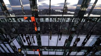 Anggota media menghadiri press preview untuk mengunjungi 'SUMMIT by Night' menjelang grand opening 'SUMMIT One Vanderbilt' di New York, pada (18/10/2021). [TIMOTHY A. CLARY / AFP]