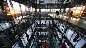 Anggota media menghadiri press preview untuk mengunjungi 'SUMMIT by Night' menjelang grand opening 'SUMMIT One Vanderbilt' di New York, pada (18/10/2021). [TIMOTHY A. CLARY / AFP]