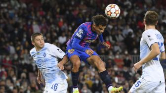 Gelandang Barcelona Philippe Coutinho (tengah) menyundul bola saat pertandingan sepak bola Grup E Liga Champions UEFA antara FC Barcelona dan Dynamo Kiev di stadion Camp Nou, Barcelona, pada (20/10/2021). [LLUIS GENE / AFP]