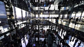 Anggota media menghadiri press preview untuk mengunjungi 'SUMMIT by Night' menjelang grand opening 'SUMMIT One Vanderbilt' di New York, pada (18/10/2021). [TIMOTHY A. CLARY / AFP]