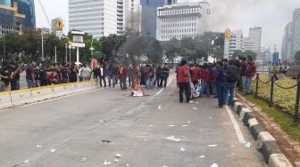 Demo Tujuh Tahun Jokowi: Mahasiswa Bakar Ban, Polwan dan Kowad Bagi-bagi Roti