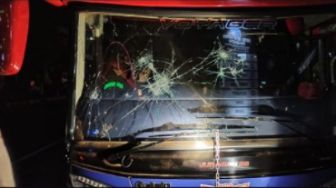 Kaca Bus Baru Arema FC Diserang Beberapa Orang Beratribut Persebaya