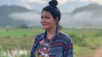 Berkunjung ke Pontianak Melanie Subono Bikin Tato Tumpa Lengan Khas Dayak Iban