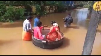 Nekad Nikah saat Cuaca Ekstrem, Pengantin Baru di India Ini Terjang Banjir Pakai Wajan