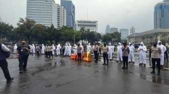 Dijaga Polisi Berpakaian Hazmat, Massa BEM SI Pendemo Jokowi Teriak: Tugasmu Mengayomi!