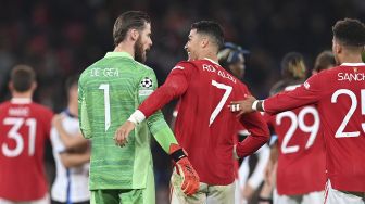 Striker Manchester United Cristiano Ronaldo dan kiper Manchester United David de Gea bereaksi setelah pertandingan sepak bola grup F Liga Champions UEFA antara Manchester United dan Atalanta di stadion Old Trafford, Manchester, Inggris, pada (20/10/2021). [PAUL ELLIS / AFP]