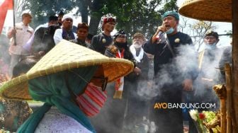 Tempat Sakral Diganggu, Asap Dupa Kemenyan Mengepul di Depan Gedung DPRD Jabar