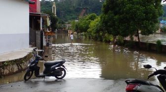 Tim Tagana Diturunkan Dinas Sosial Kaltim untuk Bantu Korban Terdampak Banjir di Samarinda