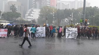 Longmarch ke Kawasan Ring 1, Ratusan Mahasiswa Hujan-hujanan Demo 7 Tahun Rezim Jokowi