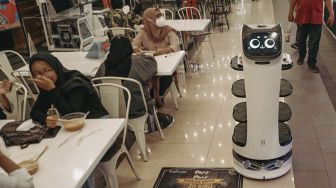 Robot pramusaji “Bellabot” melintasi pengunjung food court di Tangcity Mall, Kota Tangerang, Banten, Kamis (21/10/2021). [Suara.com/ Hilal Rauda Fiqry]