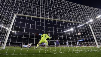 Bek Barcelona Gerard Pique mencetak gol selama pertandingan sepak bola Grup E Liga Champions UEFA antara FC Barcelona dan Dynamo Kiev di stadion Camp Nou, Barcelona, pada (20/10/2021). [JOSEP LAGO / AFP]