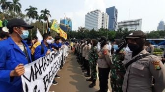 Ribuan Personel Gabungan TNI-Polri Jaga Ketat Aksi Buruh dan Mahasiswa di Dekat Istana