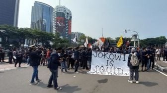 Demo 7 Tahun Pemerintah, Terlihat &quot;Jokowi Is Squid Game Maker&quot; dan Terdengar Mundur Jokowi