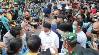 Kepala KSP Moeldoko Temui Ratusan Massa Pendemo Jokowidari Balik Barikade Kawat Berduri