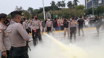 Sekelompok Orang Bakar Ban Bekas saat BEM SI Demo Jokowi, Orator: Masuk Barisan Kawan!