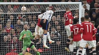 Bek Atalanta Demiral (tengah) mencetak gol kedua timnya selama pertandingan sepak bola grup F liga Champions UEFA antara Manchester United dan Atalanta di stadion Old Trafford, Manchester, Inggris, pada (20/10/2021). [PAUL ELLIS / AFP]