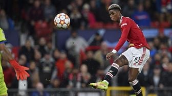 Striker Manchester United Marcus Rashford mencetak gol pertama timnya selama pertandingan sepak bola grup F liga Champions UEFA antara Manchester United dan Atalanta di stadion Old Trafford, Manchester, Inggris, pada (20/10/2021). [PAUL ELLIS / AFP]