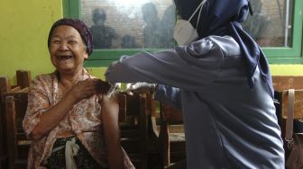 Lansia Tertua Berusia 102 Tahun di Kota Tegal Ikuti Vaksinasi Covid-19