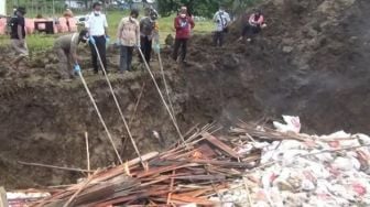 Satu Kontainer Daging Ayam Asal Jawa Timur Mengeluarkan Bau Busuk