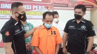 Sopir Truk Pukul Benda Dibawah Terpal Sampai Tidak Bergerak, Saat Dibuka Ternyata Manusia