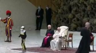 Bocah Ini Merengek Minta Topi yang Dipakai Paus Fransiskus di Atas Panggung