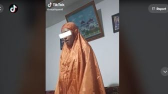 Gadis Praktik Salat Jenazah, Sosok yang Jadi Mayat Bikin Heran: Kok Nurut Sih?