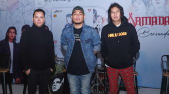 Band Armada ketika ditemui saat merilis album terbarunya 'Kita Bersaudara' di Kemang Timur, Jakarta Selatan, Jumat (22/10/2021). [Suara.com/Alfian Winanto]