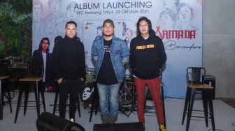 Band Armada ketika ditemui saat merilis album terbarunya 'Kita Bersaudara' di Kemang Timur, Jakarta Selatan, Jumat (22/10/2021). [Suara.com/Alfian Winanto]