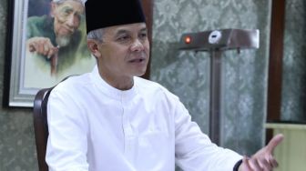 Jateng Bershalawat, Ganjar Pranowo Hadir secara Virtual dengan Koko Putih dan Sarung