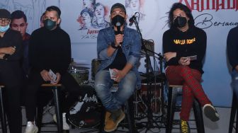 Personil grup band Armada saat acara perilisan album terbaru mereka 'Kita Bersaudara' di Kemang Timur, Jakarta Selatan, Jumat (22/10/2021). [Suara.com/Alfian Winanto]