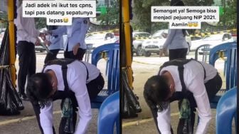 Sepatu Diikat Rafia Akibat Copot Jelang Tes CPNS, Warganet: Perjuangan