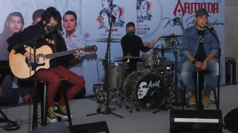 Band Armada tampil membawakan lagu terbarunya saat acara perilisan album terbaru mereka 'Kita Bersaudara' di Kemang Timur, Jakarta Selatan, Jumat (22/10/2021). [Suara.com/Alfian Winanto]