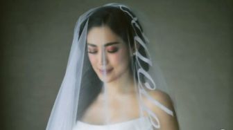 Jessica Iskandar Tampil Elegan di Hari Pernikahan, Veil 5 Meternya Curi Perhatian