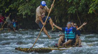 Wisata Arung Jeram dengan Rakit Bambu di Kalimantan Selatan