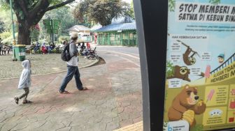 Warga berwisata di Taman Margasatwa Ragunan, Jakarta Selatan, Sabtu (23/10/2021). [Suara.com/Alfian Winanto]