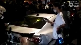 Ugal-ugalan di Jalanan Surabaya hingga Tabrak Lari, Mobil Sedan Diamuk Warga