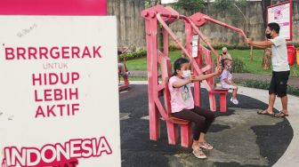 Sejumlah anak-anak bermain di Taman Spatodhea, Jakarta Selatan, Sabtu (23/10/2021). [Suara.com/Alfian Winanto]