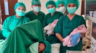Anugerah di Usia 41 Tahun, Ibu di Palembang Melahirkan Bayi Kembar