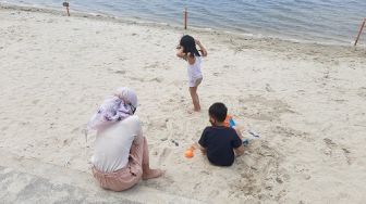 Di Ancol Tidak Boleh Berenang di Pantai, Pengunjung: yang Penting Cucu Senang